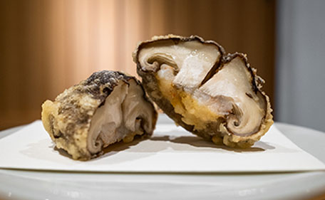 Chef Iwai's sincerity continues to shine after 25 years of serving earnestly prepared Tempura to his hardworking customers